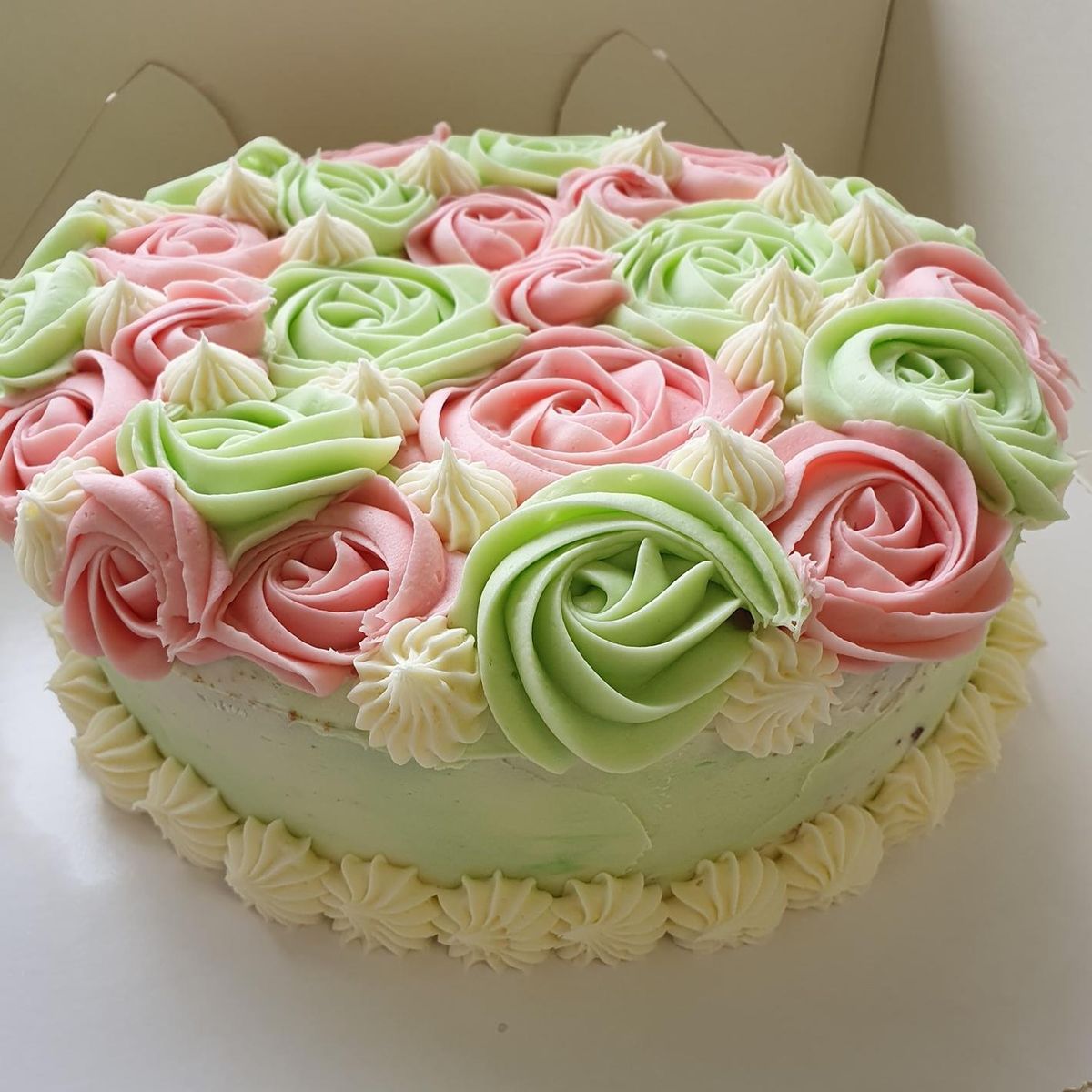 Rosepyntet gulrotkake, rund